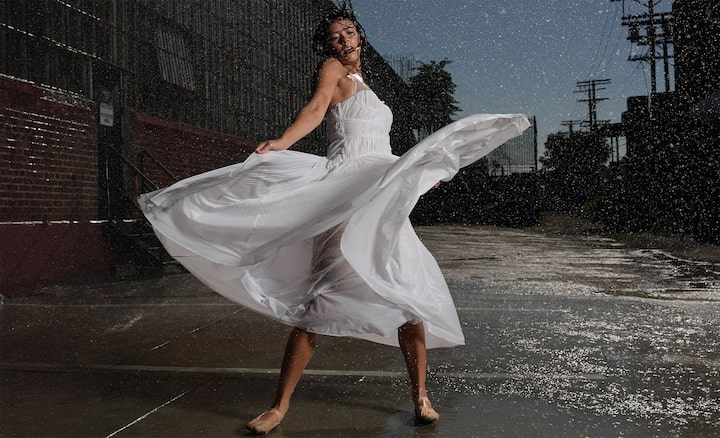 Imagen de ejemplo de una mujer bailando bajo la lluvia